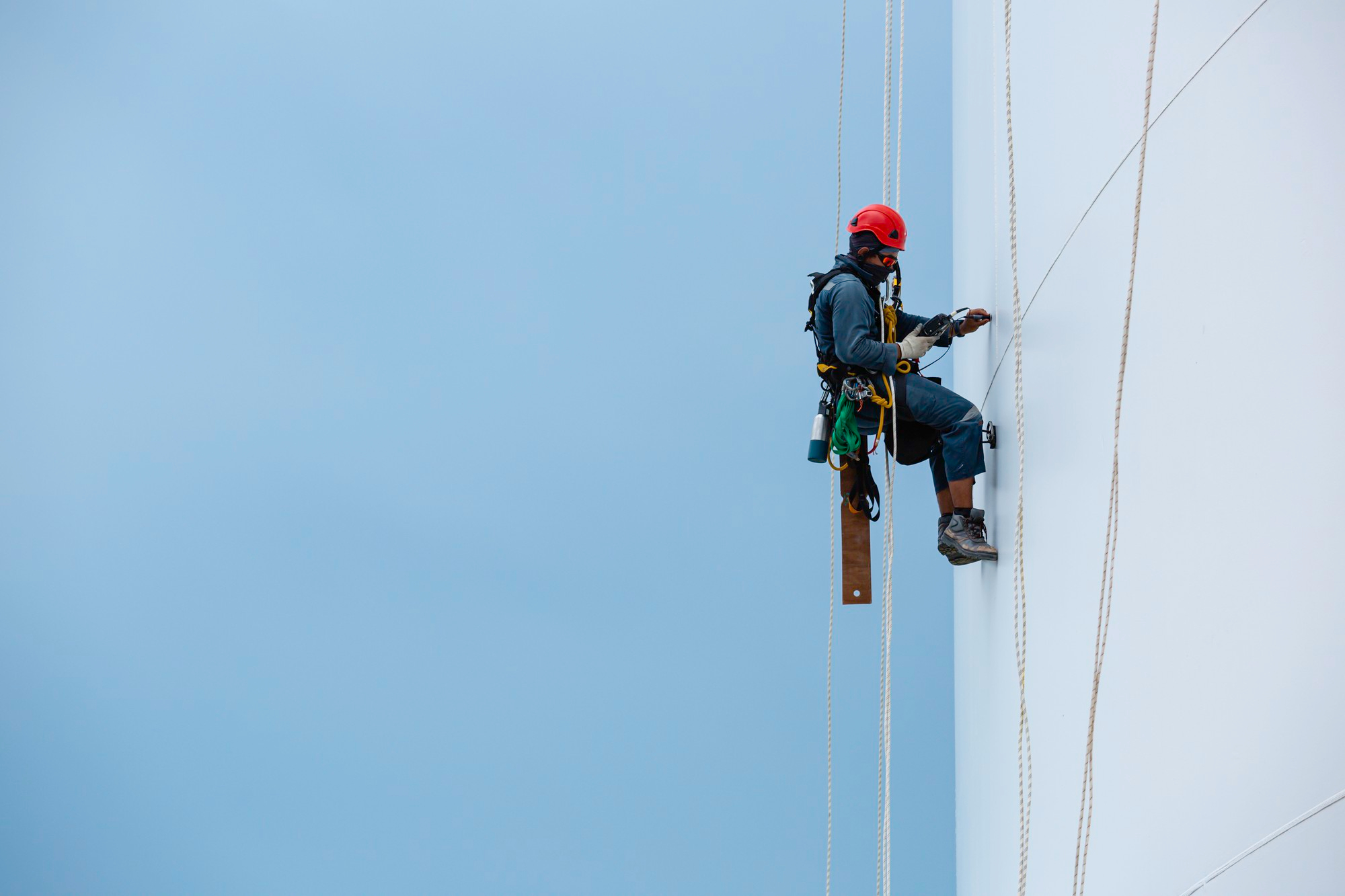 Hombre reparando colgado en alturas